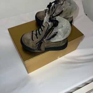 Baby Giuseppe Junior
shearling lined high-top sneakers